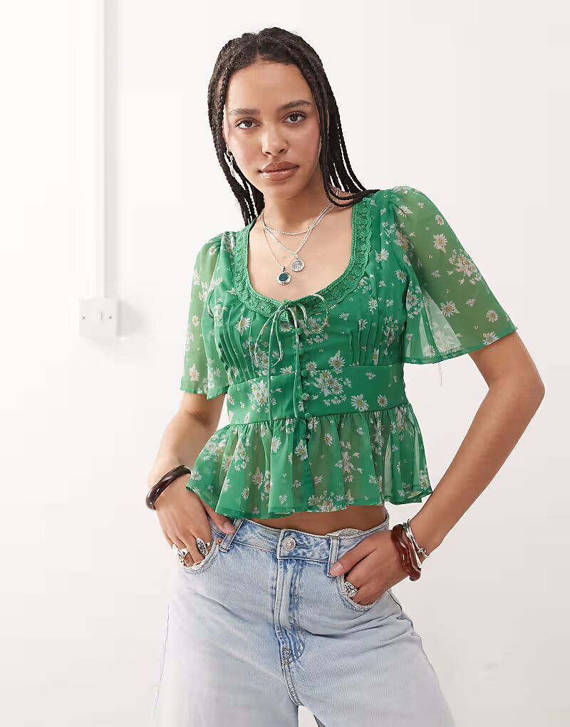 Восстановленная винтажная блузка с кружевным воротником и зеленым цветочным принтом Reclaimed Vintage
Восстановленная винтажная блузка с кружевным воротником и зеленым цветочным принтом Reclaimed Vintage