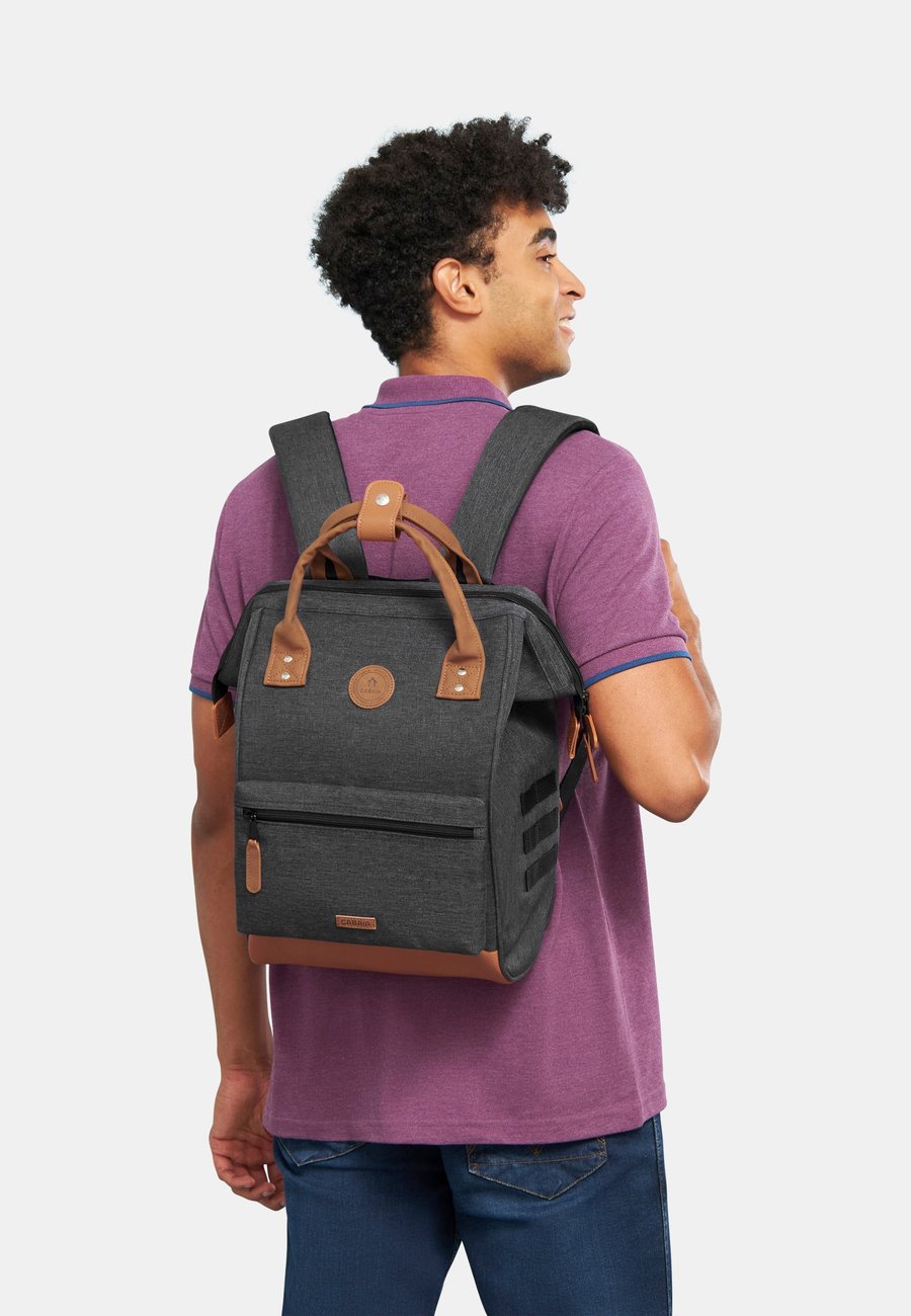 Рюкзак Cabaia ADVENTURER MEDIUM, Black Melanged/Mottled Anthracite
Рюкзак Cabaia ADVENTURER MEDIUM, Black Melanged/Mottled Anthracite