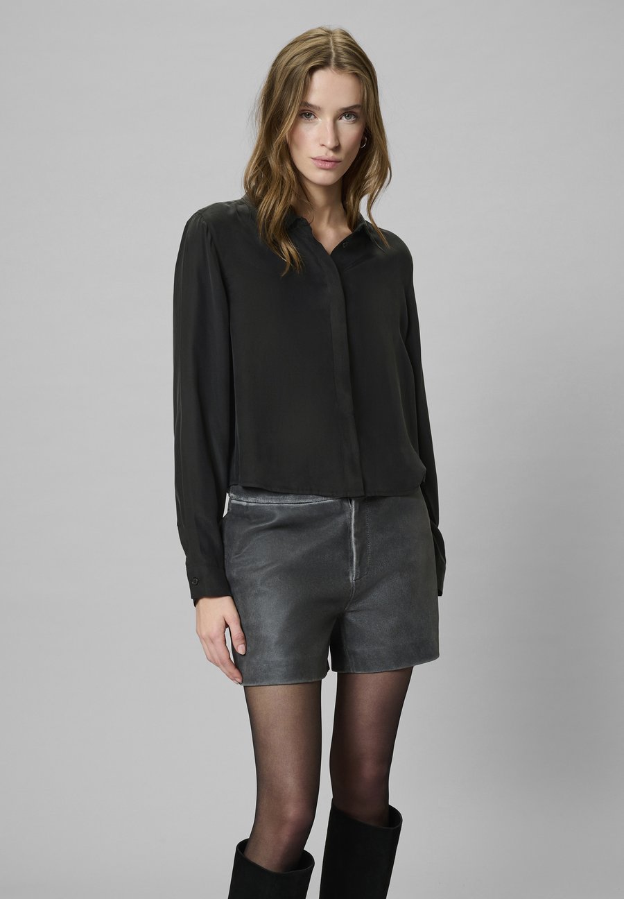 Блуза My Essential Wardrobe MWSILK SHORT SHIRT, Black
Блуза My Essential Wardrobe MWSILK SHORT SHIRT, Black