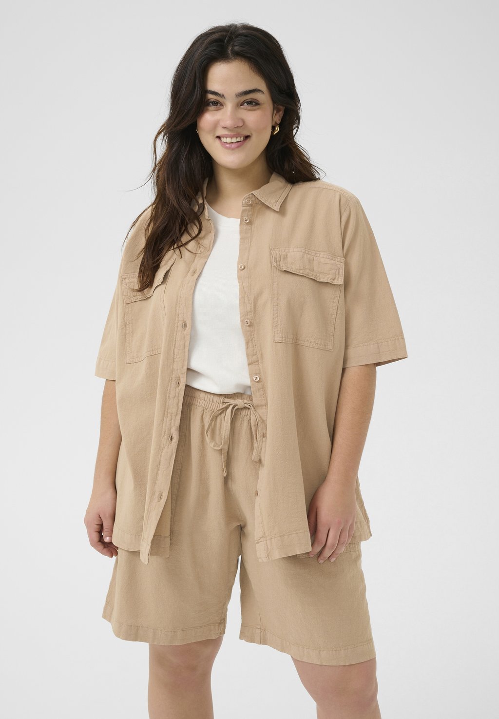 Блузка на пуговицах Kaffe Curve, песочный
Блузка на пуговицах Kaffe Curve, песочный