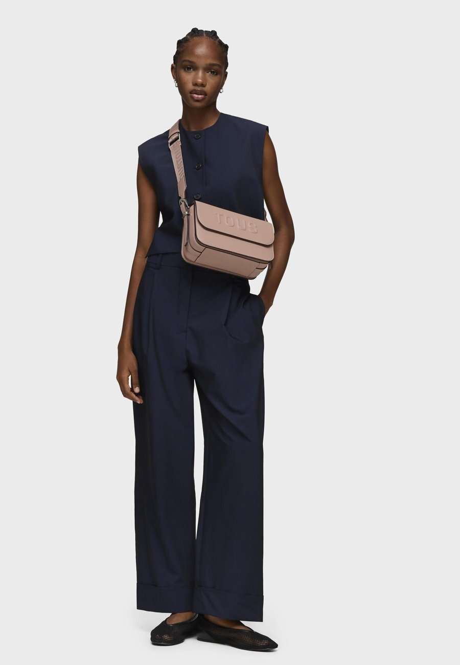 Сумка кросс-боди Tous Cross body bag, Topo/Beige
Сумка кросс-боди Tous Cross body bag, Topo/Beige