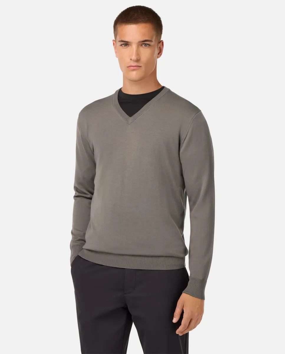Свитер с V-образным вырезом из мериносовой шерсти Boggi Milano, серо-коричневый
Свитер с V-образным вырезом из мериносовой шерсти Boggi Milano, серо-коричневый