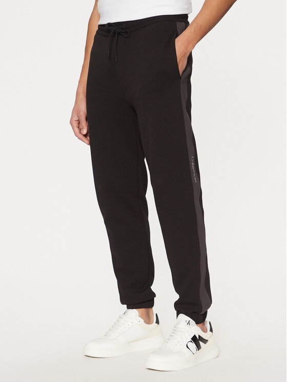 Спортивные брюки обычного кроя J30J327243 Calvin Klein Jeans, черный 
Спортивные брюки обычного кроя J30J327243 Calvin Klein Jeans, черный