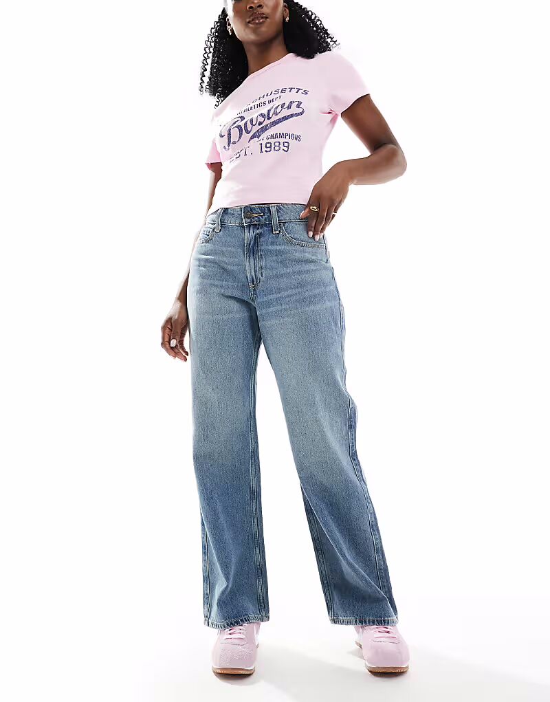 Джинсы Hollister Curvy Baggy Fit светло-голубого цвета с высокой талией
Джинсы Hollister Curvy Baggy Fit светло-голубого цвета с высокой талией