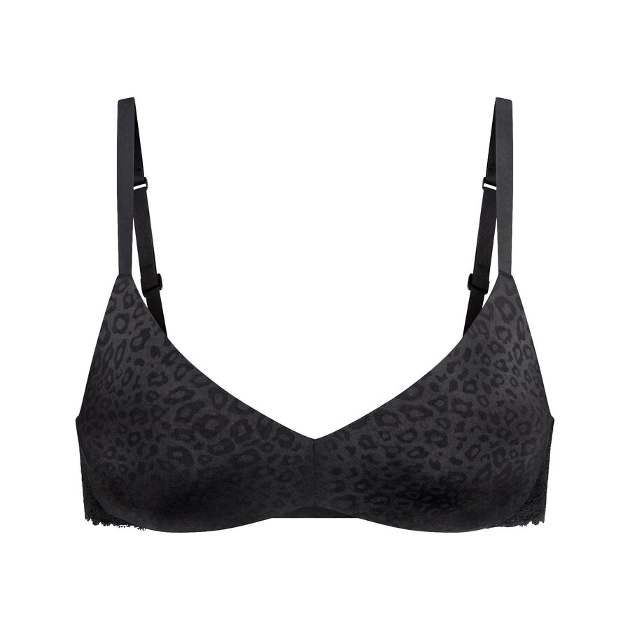 Кружевной бюстгальтер push-up с глубоким высоким делением SKIMS Wireless Form, цвет Onyx Micro Leopard Print
Кружевной бюстгальтер push-up с глубоким высоким делением SKIMS Wireless Form, цвет Onyx Micro Leopard Print