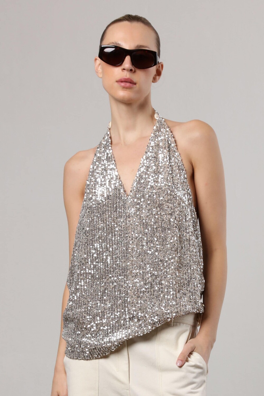 Топ с открытой спиной и бретельками на шее с металлическими пайетками Religion, серебряный 
Топ с открытой спиной и бретельками на шее с металлическими пайетками Religion, серебряный