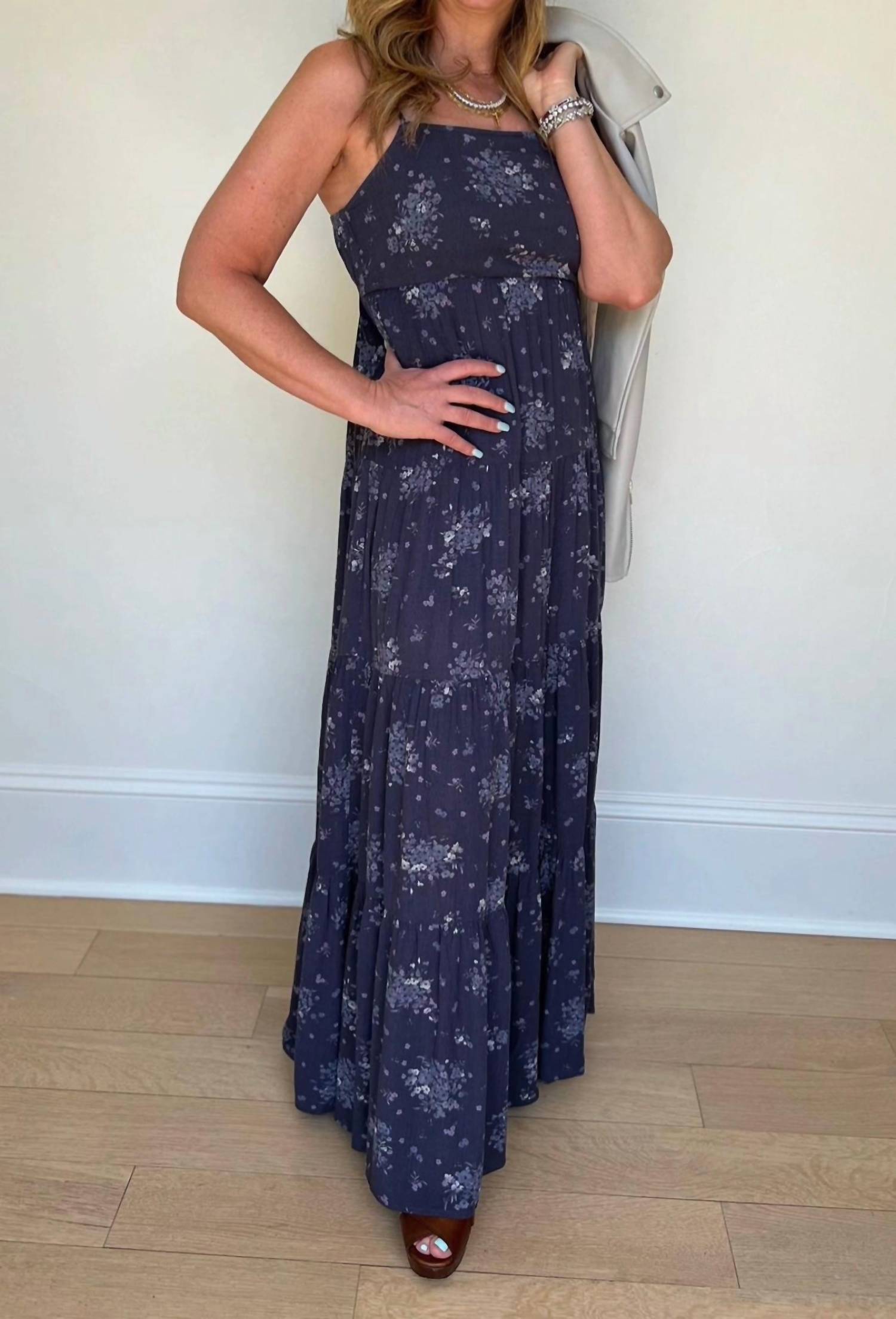 Королевский синий бесшовный макси-платье с ярусами Rokoko
Королевский синий бесшовный макси-платье с ярусами Rokoko