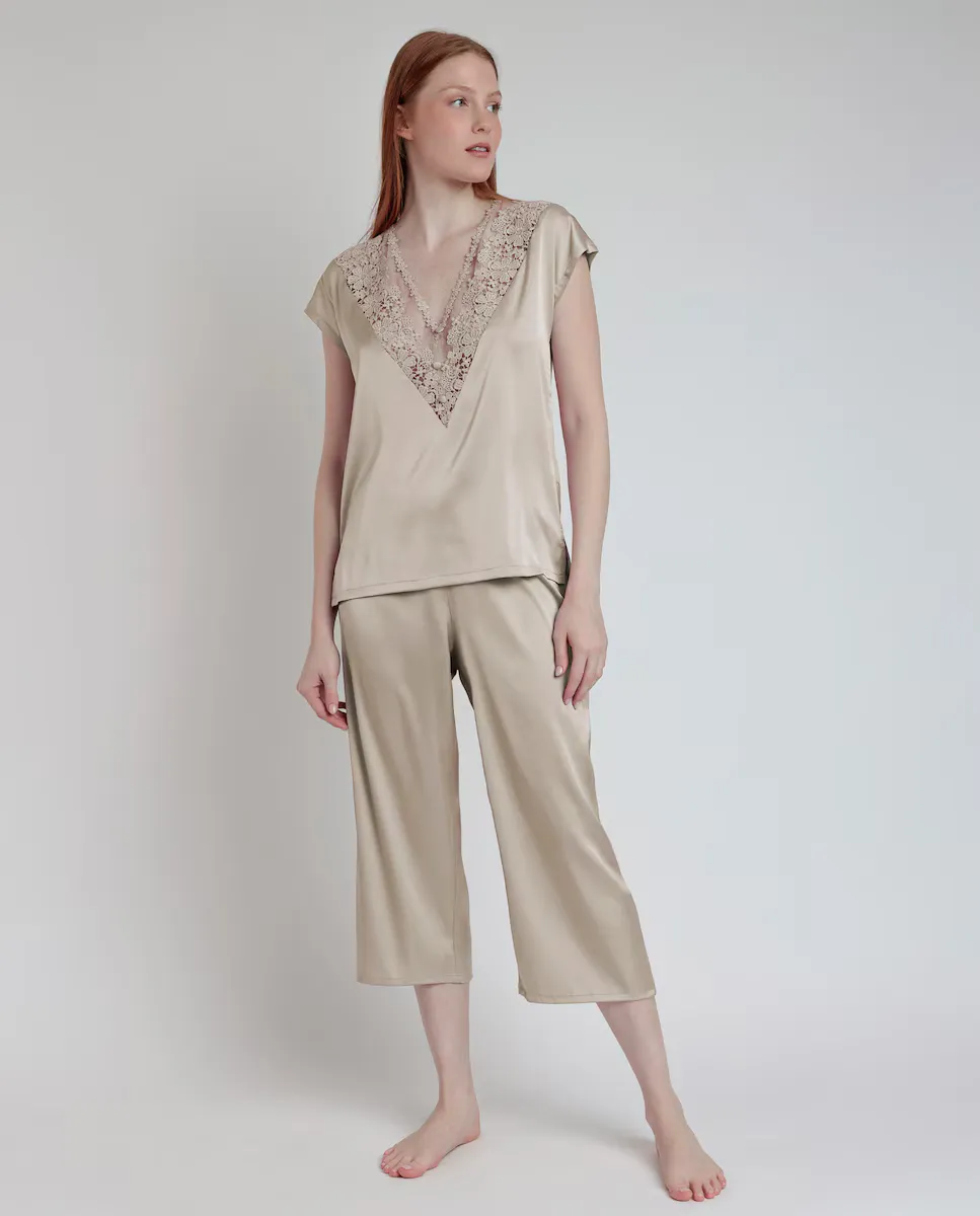 Короткая женская атласная пижама с кружевными деталями Admas, кремовый
Короткая женская атласная пижама с кружевными деталями Admas, кремовый