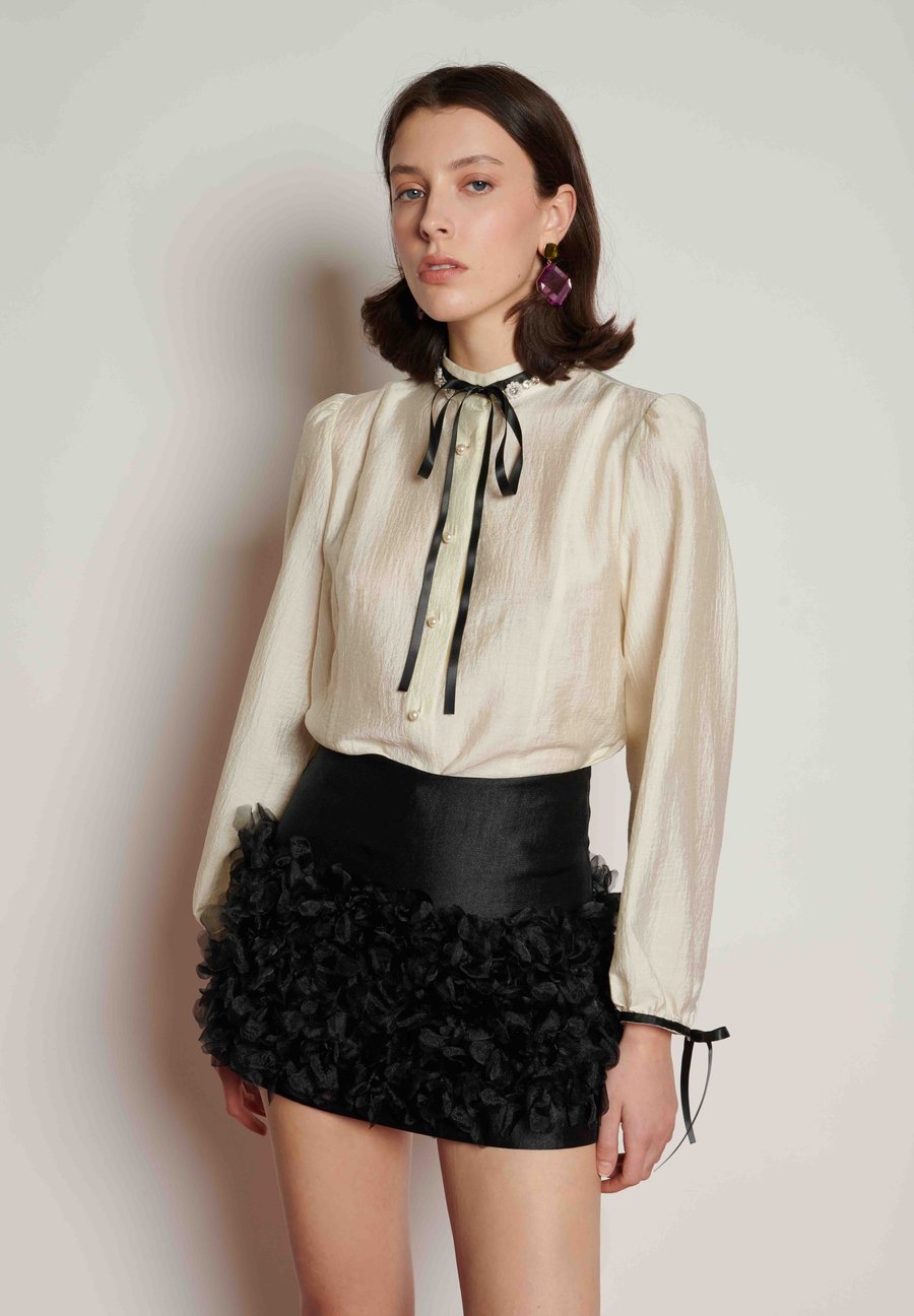 Блуза Sister Jane ENCORE TRIM BLOUSE, Ivory/Off-White
Блуза Sister Jane ENCORE TRIM BLOUSE, Ivory/Off-White