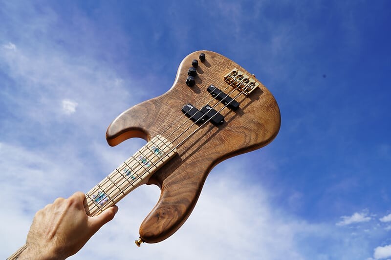 Басс гитара Spector USA Coda 4 Clairo Walnut 4-String Bass Guitar w/ Deluxe Protec Gig Bag
Басс гитара Spector USA Coda 4 Clairo Walnut 4-String Bass Guitar w/ Deluxe Protec Gig Bag