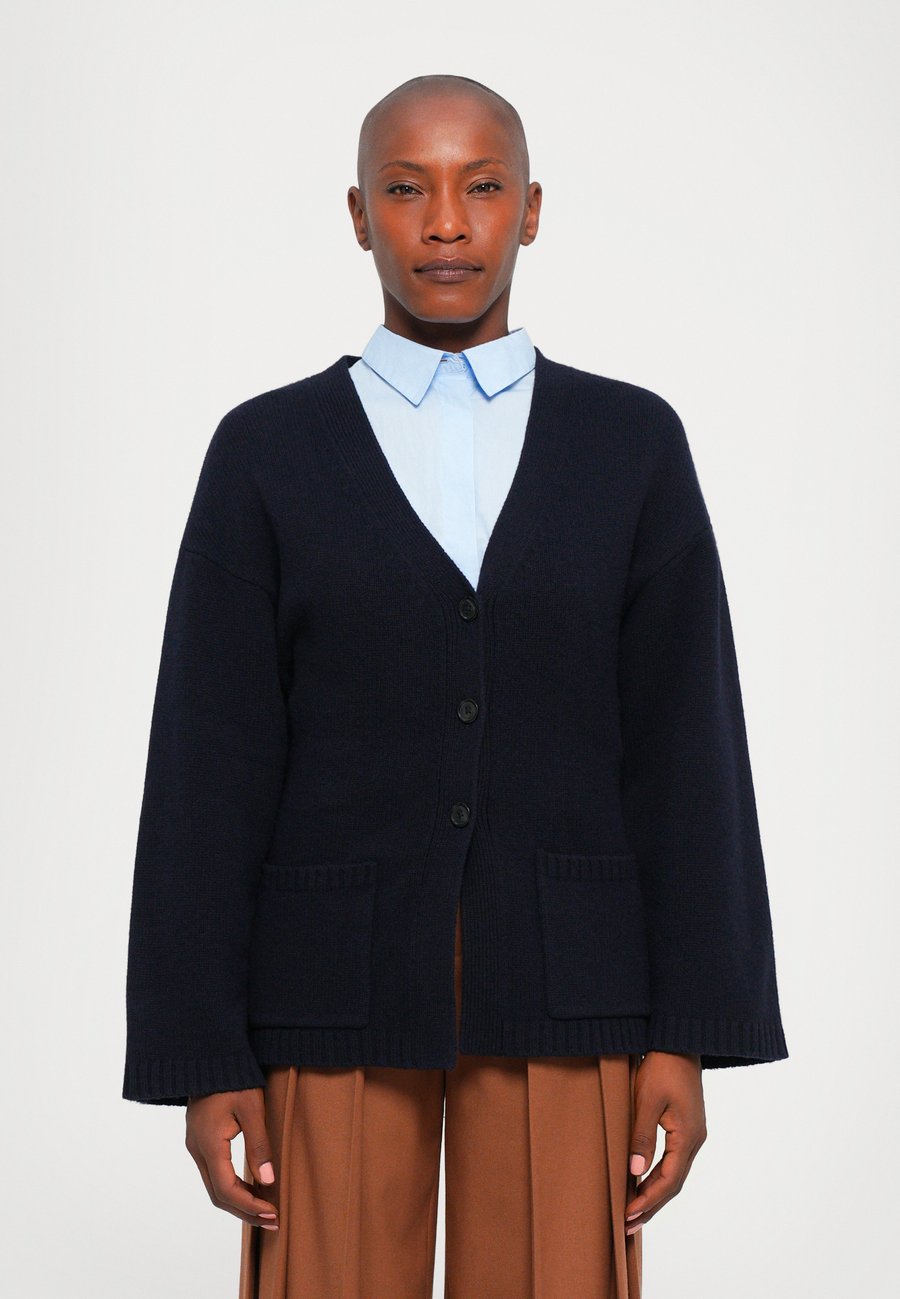 Кардиган Stylein HELIA, Navy/Dark Blue
Кардиган Stylein HELIA, Navy/Dark Blue