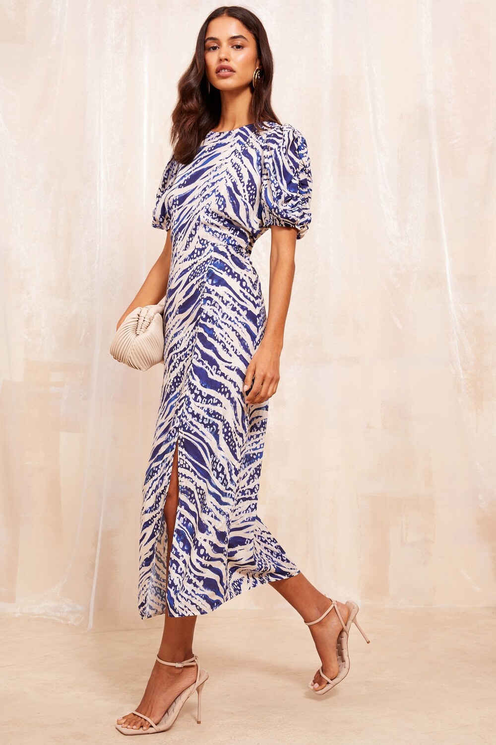 Платье миди с короткими рукавами и сборками Friends Like These, синий
Платье миди с короткими рукавами и сборками Friends Like These, синий