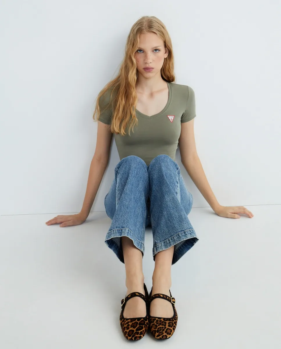 Футболка с логотипом и V-образным вырезом Guess, военный зеленый
Футболка с логотипом и V-образным вырезом Guess, военный зеленый