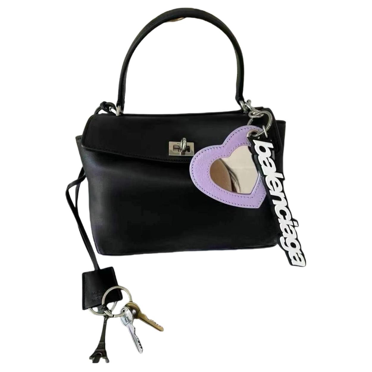 Balenciaga Кожаная мини-сумка через плечо на одно плечо женская черная
Balenciaga Кожаная мини-сумка через плечо на одно плечо женская черная