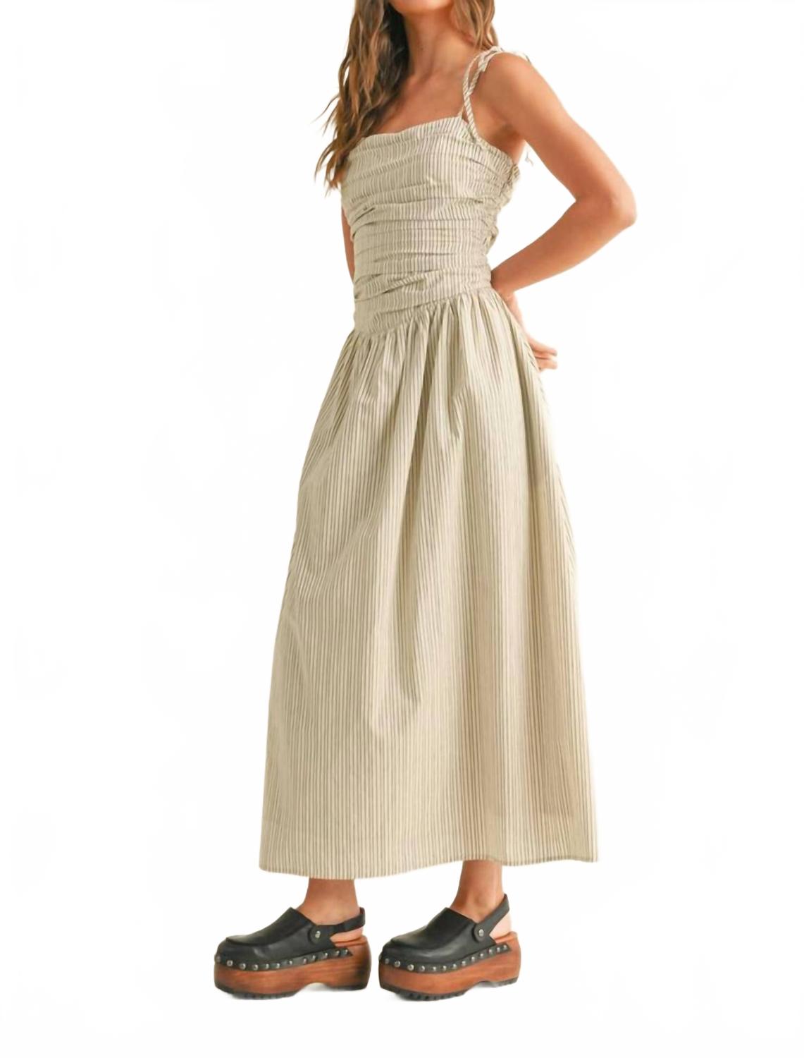 Платье миди Evelyn в черную полоску с завязками MIOU MUSE
Платье миди Evelyn в черную полоску с завязками MIOU MUSE