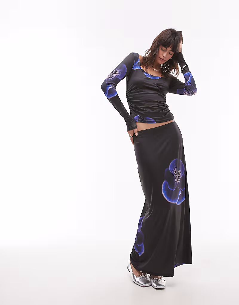 Юбка макси с заниженной талией в размытом сиреневом цветочном стиле
Юбка макси с заниженной талией в размытом сиреневом цветочном стиле