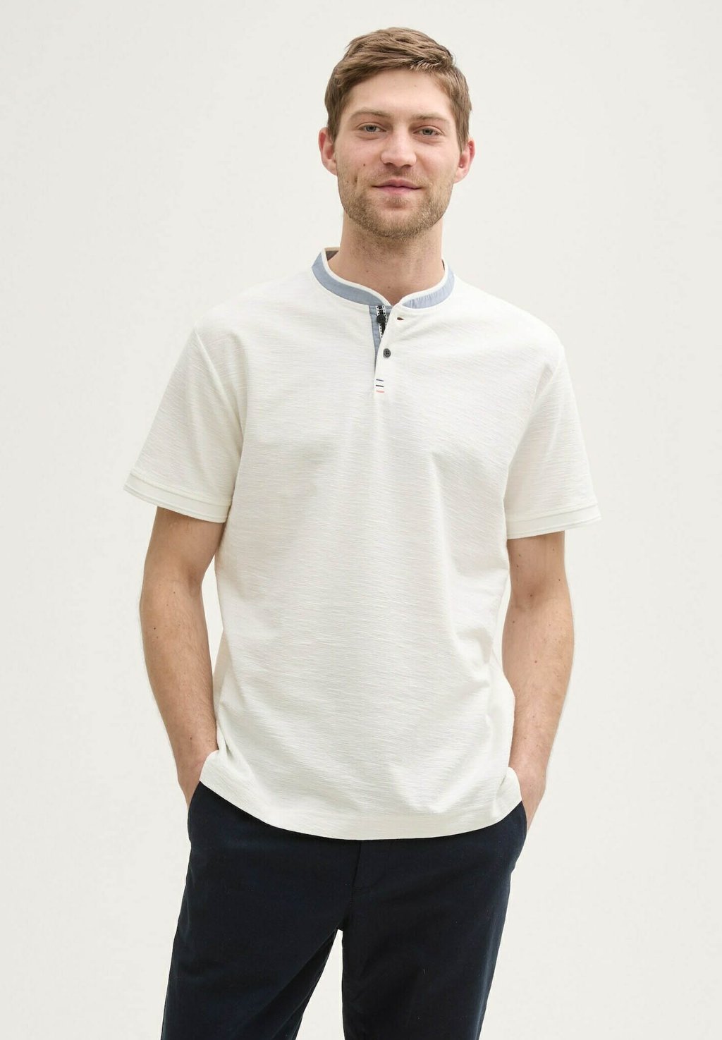 Базовая футболка MIT STEHKRAGEN TOM TAILOR, кремовый
Базовая футболка MIT STEHKRAGEN TOM TAILOR, кремовый