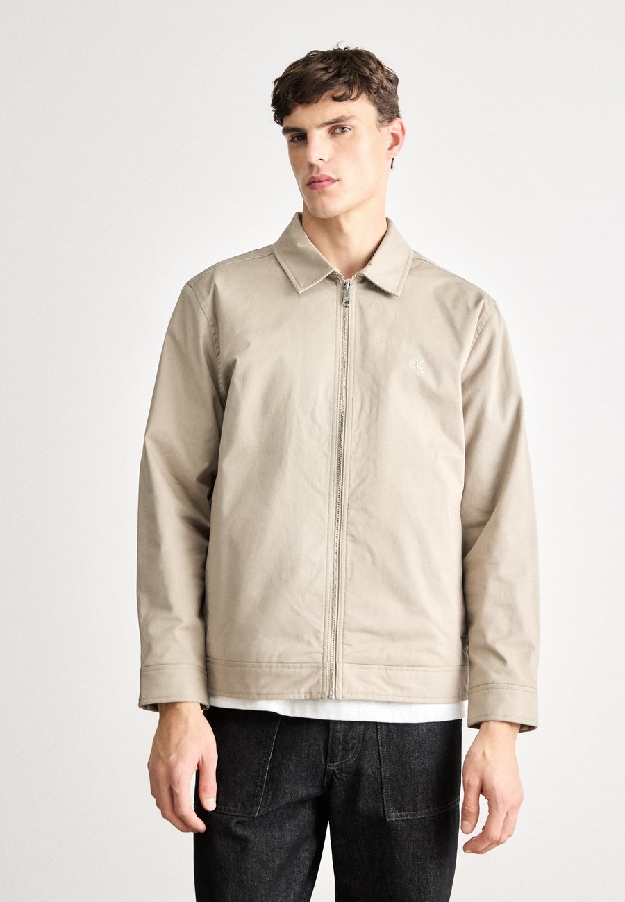 Куртка Calvin Klein Jeans PADDED ZIP JACKET, Vintage Khaki/Khaki
Куртка Calvin Klein Jeans PADDED ZIP JACKET, Vintage Khaki/Khaki