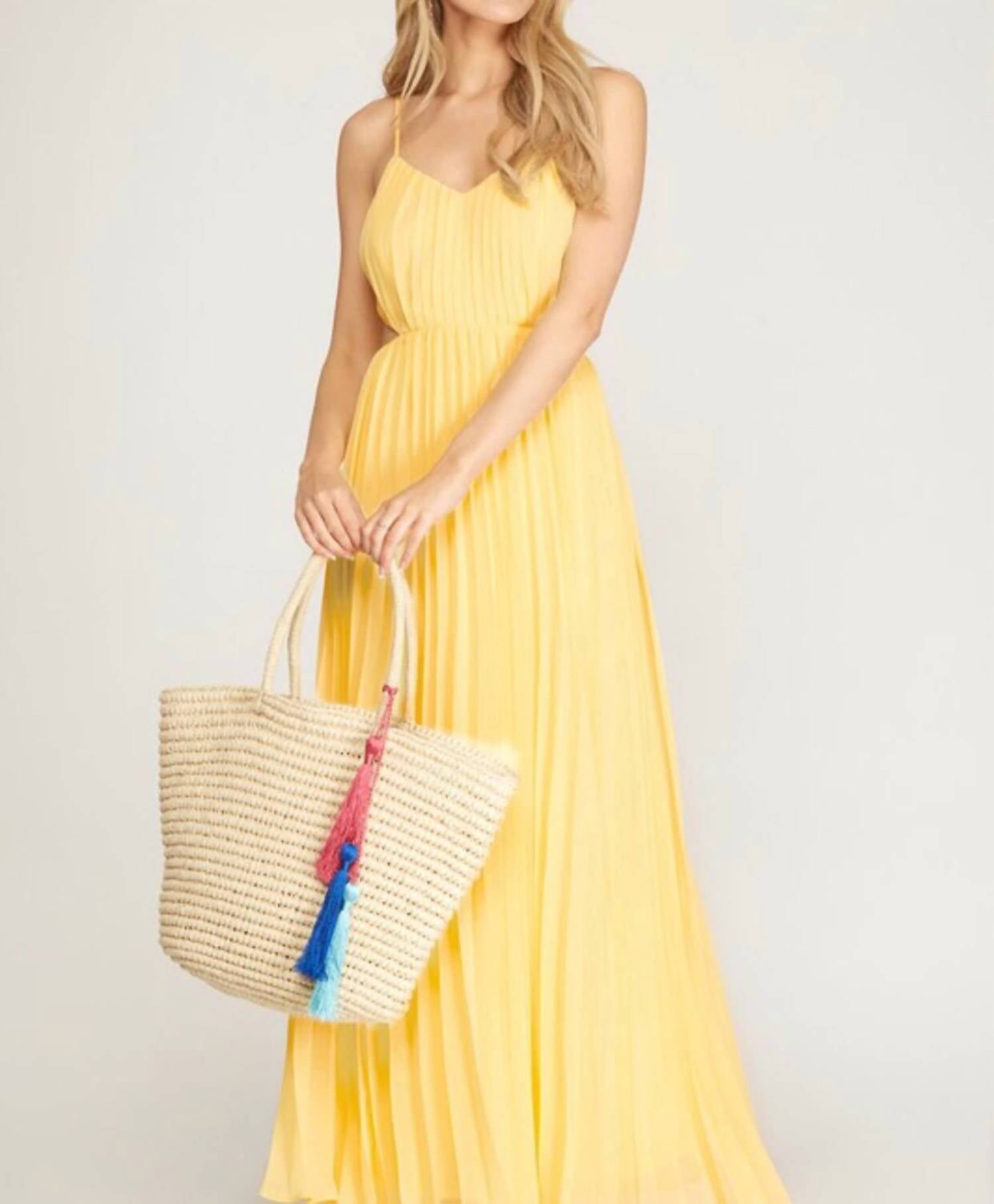 Желтое плиссированное макси-платье с вырезами SHE + SKY
Желтое плиссированное макси-платье с вырезами SHE + SKY