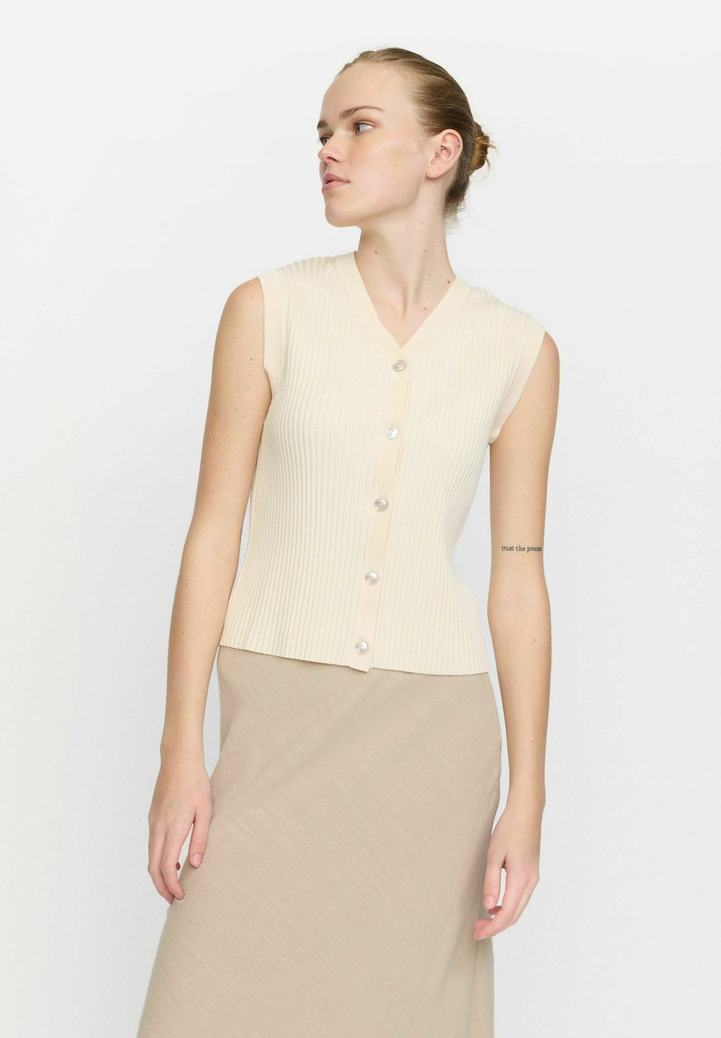 Топ без рукавов SRSUNVA Soft Rebels, бежевый
Топ без рукавов SRSUNVA Soft Rebels, бежевый