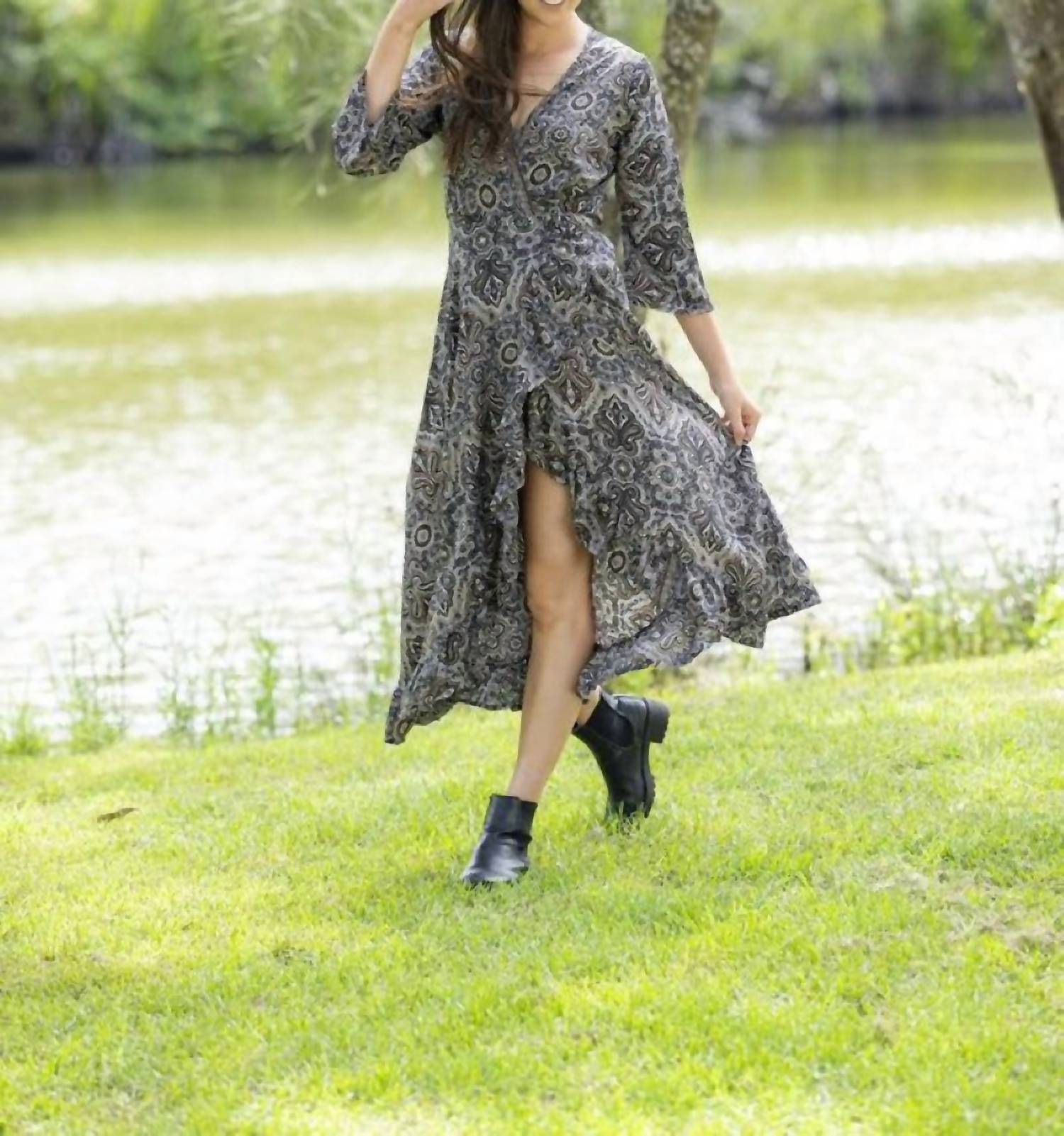 Платье-накидка Astrid в сине-серо-золотистом медовом принте Cienna
Платье-накидка Astrid в сине-серо-золотистом медовом принте Cienna