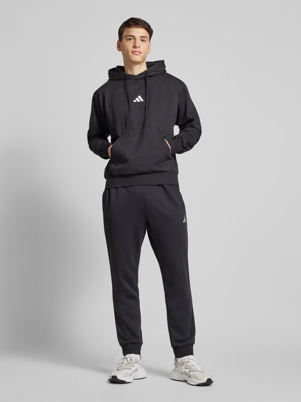 Спортивные брюки прямого кроя с вышитым логотипом, модель «FEELCOZY» ADIDAS SPORTSWEAR, черный
Спортивные брюки прямого кроя с вышитым логотипом, модель «FEELCOZY» ADIDAS SPORTSWEAR, черный