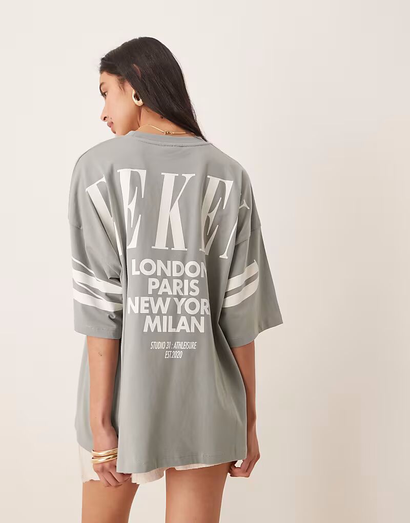 Футболка Weekend Collective Icon свободного кроя с логотипом на спине в оттенках шалфея и кремового ASOS Weekend Collective
Футболка Weekend Collective Icon свободного кроя с логотипом на спине в оттенках шалфея и кремового ASOS Weekend Collective