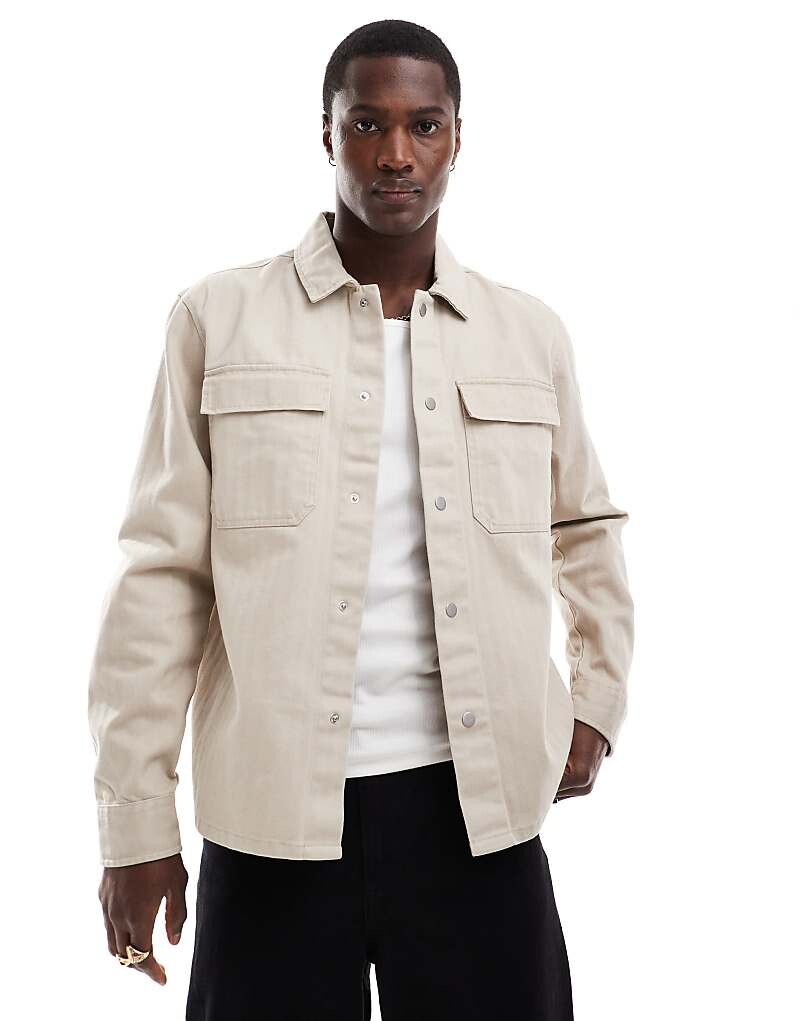 Каменная рубашка с узором «елочка» River Island поверх рубашки
Каменная рубашка с узором «елочка» River Island поверх рубашки