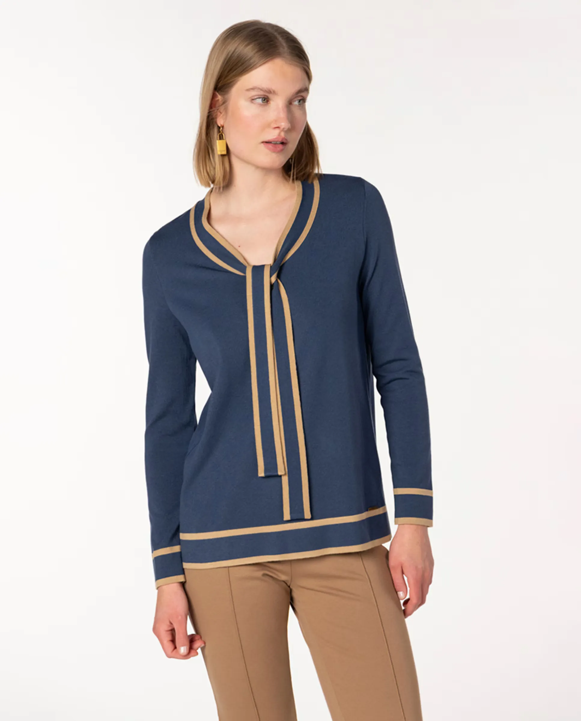 Женский свитер гладкой вязки двухцветный с завязками Naulover, синий
Женский свитер гладкой вязки двухцветный с завязками Naulover, синий