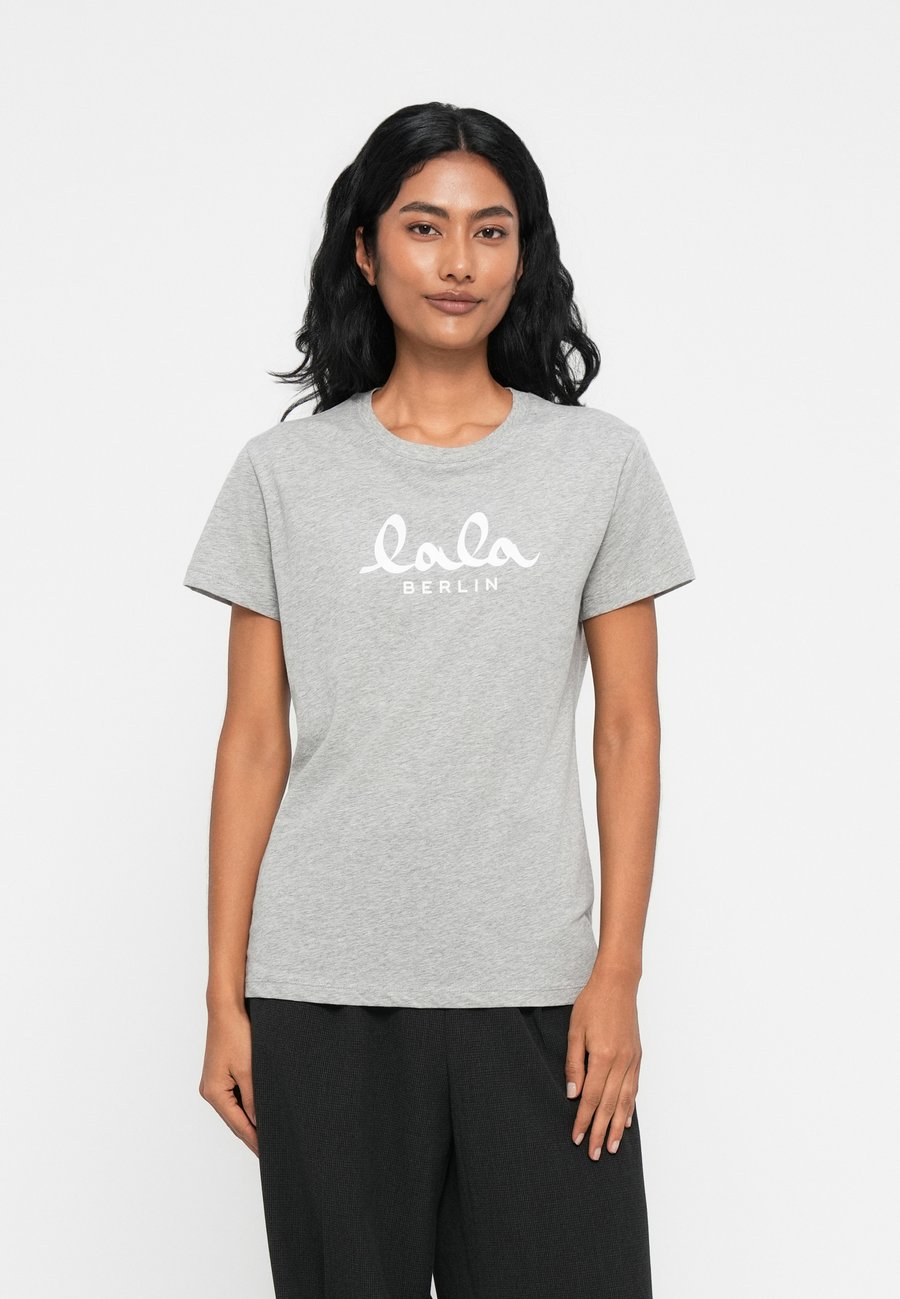 Футболка lala Berlin Print T-shirt, Grey/White/Light Grey, Белый, Футболка lala Berlin Print T-shirt, Grey/White/Light Grey
Футболка lala Berlin Print T-shirt, Grey/White/Light Grey, Белый, Футболка lala Berlin Print T-shirt, Grey/White/Light Grey