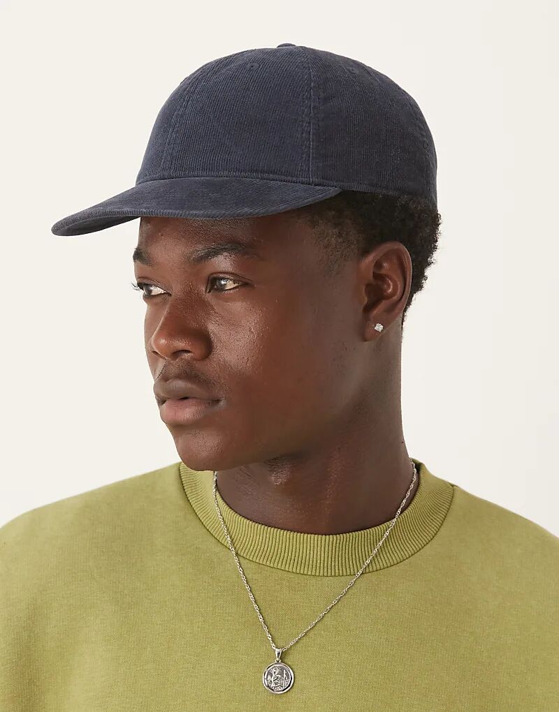 Плоская кепка ARKET в темно-синем цвете 
Плоская кепка ARKET в темно-синем цвете