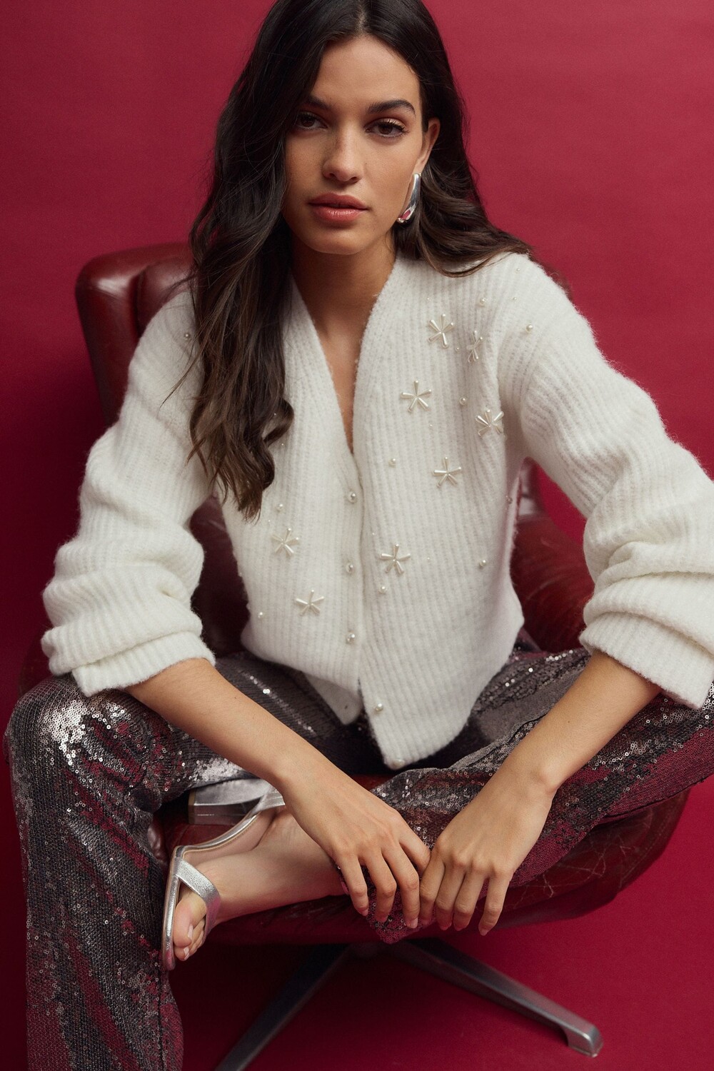 Вязаный кардиган с пуговицами, украшенный жемчугом Next, белый
Вязаный кардиган с пуговицами, украшенный жемчугом Next, белый