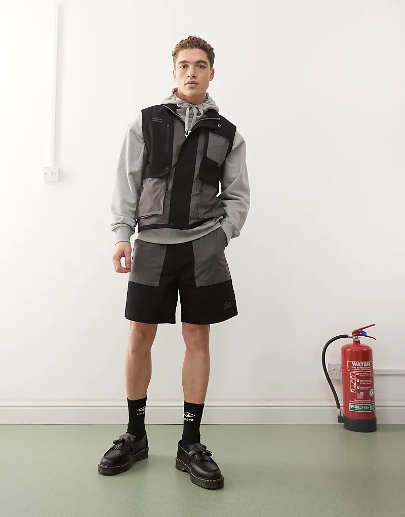 Шорты Umbro с поясом черного и серого цветов
Шорты Umbro с поясом черного и серого цветов