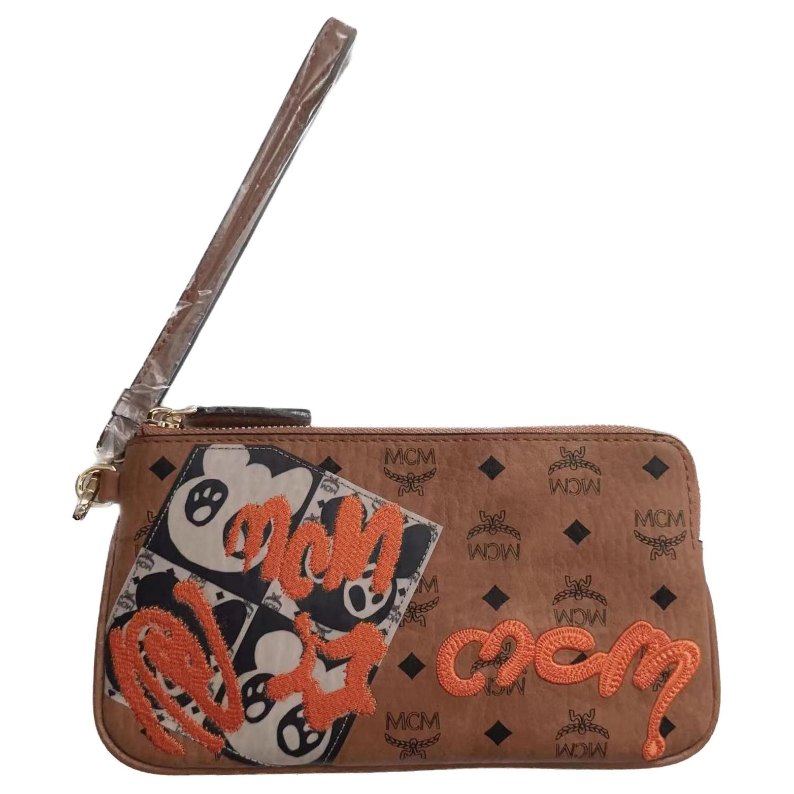Кожаный наручный клатч MCM Tubas для женщин, коричневый коньяк 
Кожаный наручный клатч MCM Tubas для женщин, коричневый коньяк