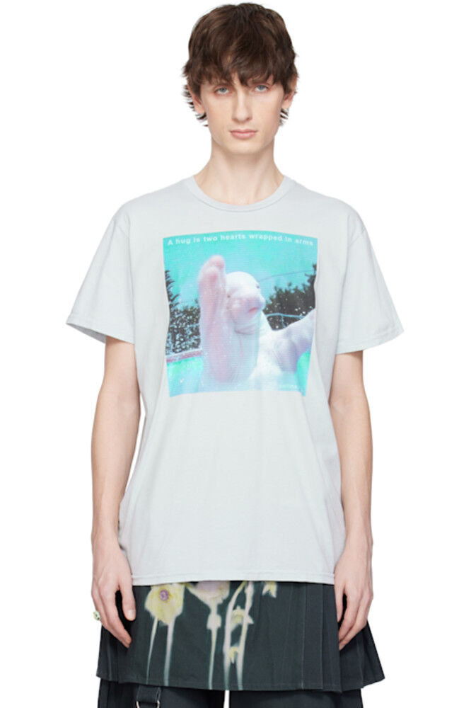 Синяя футболка с графическим принтом «A Hug» Collina Strada
Синяя футболка с графическим принтом «A Hug» Collina Strada