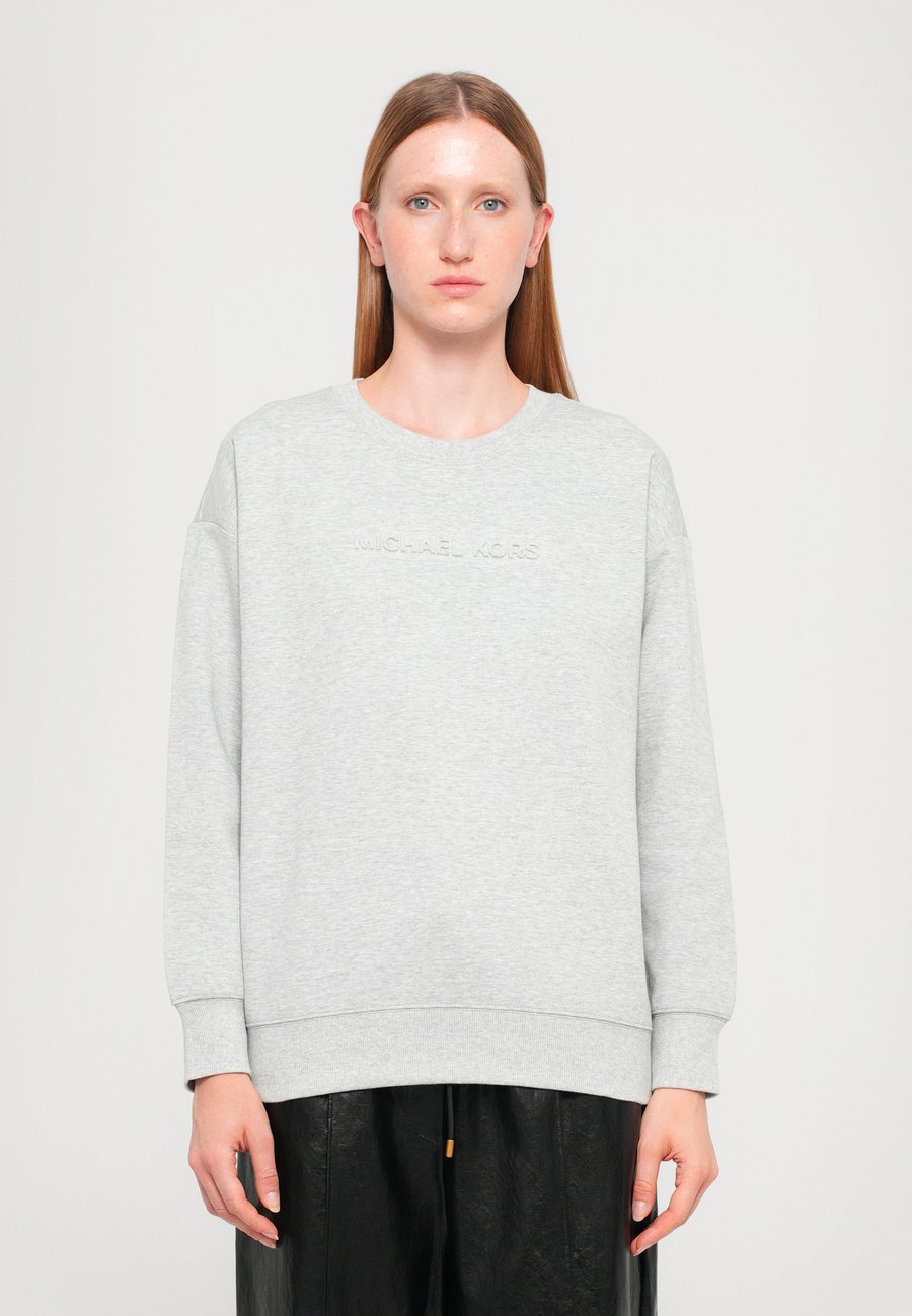 Толстовка MICHAEL Michael Kors EMBOSSED LOGO CREW, Pearl/Light Grey
Толстовка MICHAEL Michael Kors EMBOSSED LOGO CREW, Pearl/Light Grey