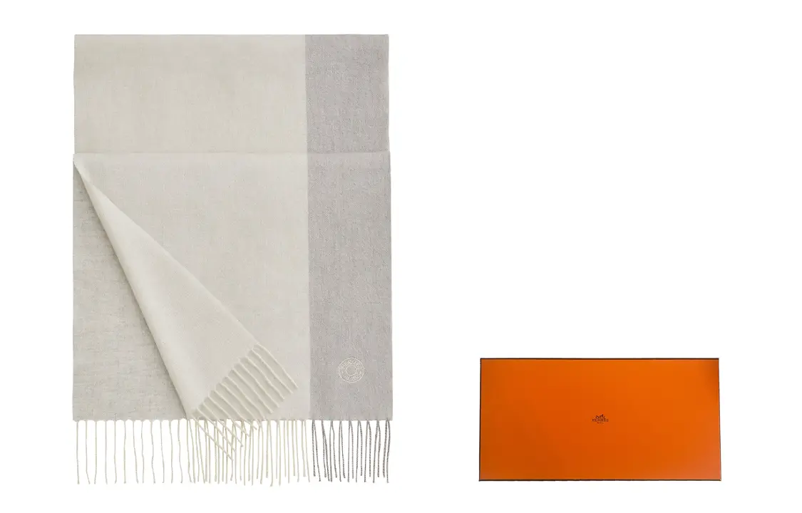 HERMES Вязаный шарф унисекс бежевый, Box
HERMES Вязаный шарф унисекс бежевый, Box