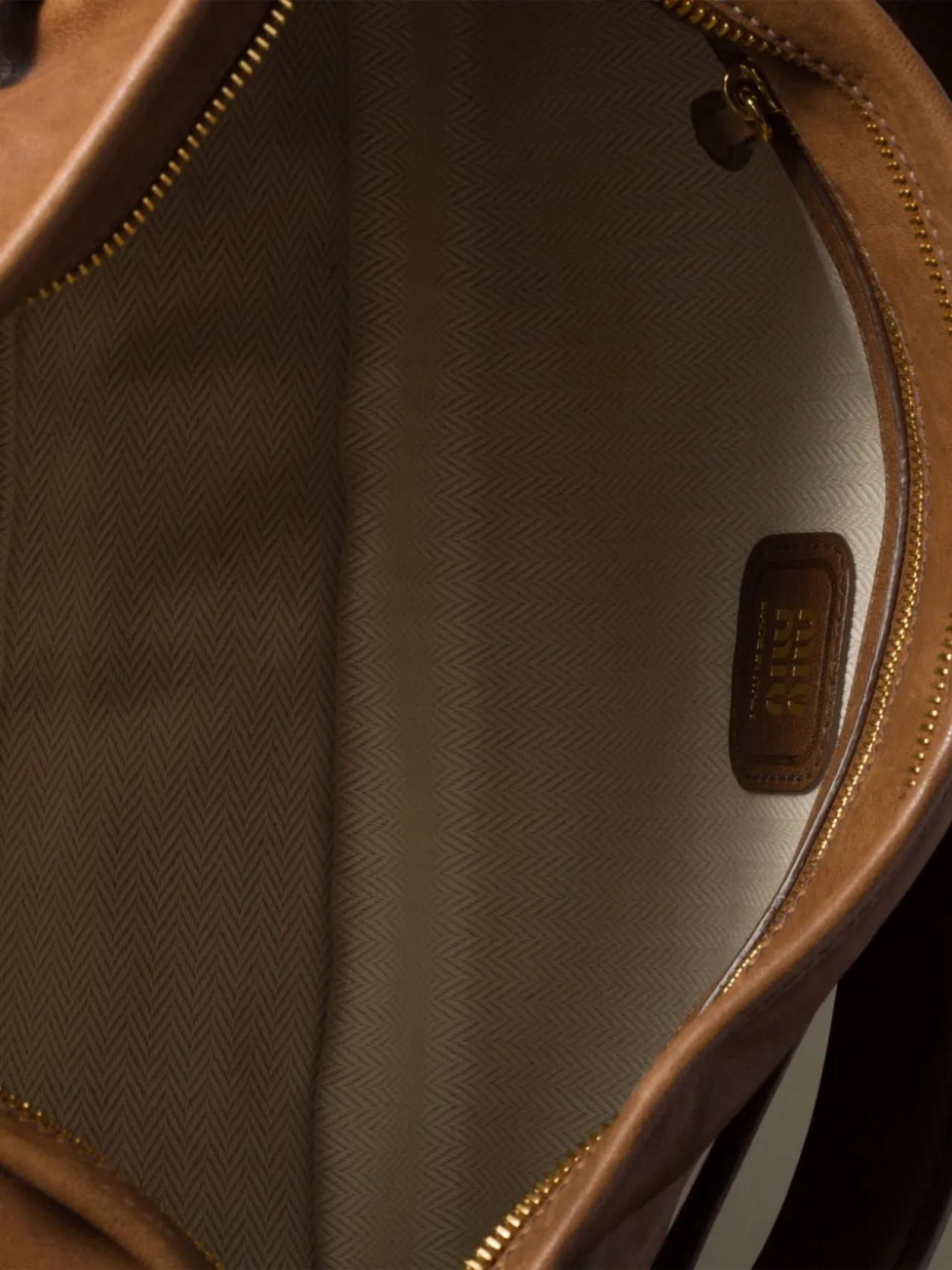 Miu Miu сумка на плечо Aventure, коричневый
Miu Miu сумка на плечо Aventure, коричневый