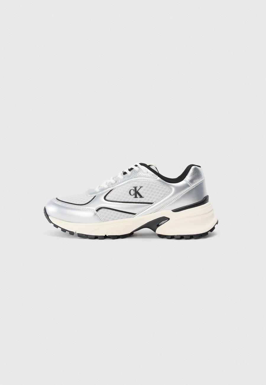Кроссовки Calvin Klein Jeans HIKE RUNNER, Silver-Coloured/Black/Marshmallow/Off-White
Кроссовки Calvin Klein Jeans HIKE RUNNER, Silver-Coloured/Black/Marshmallow/Off-White