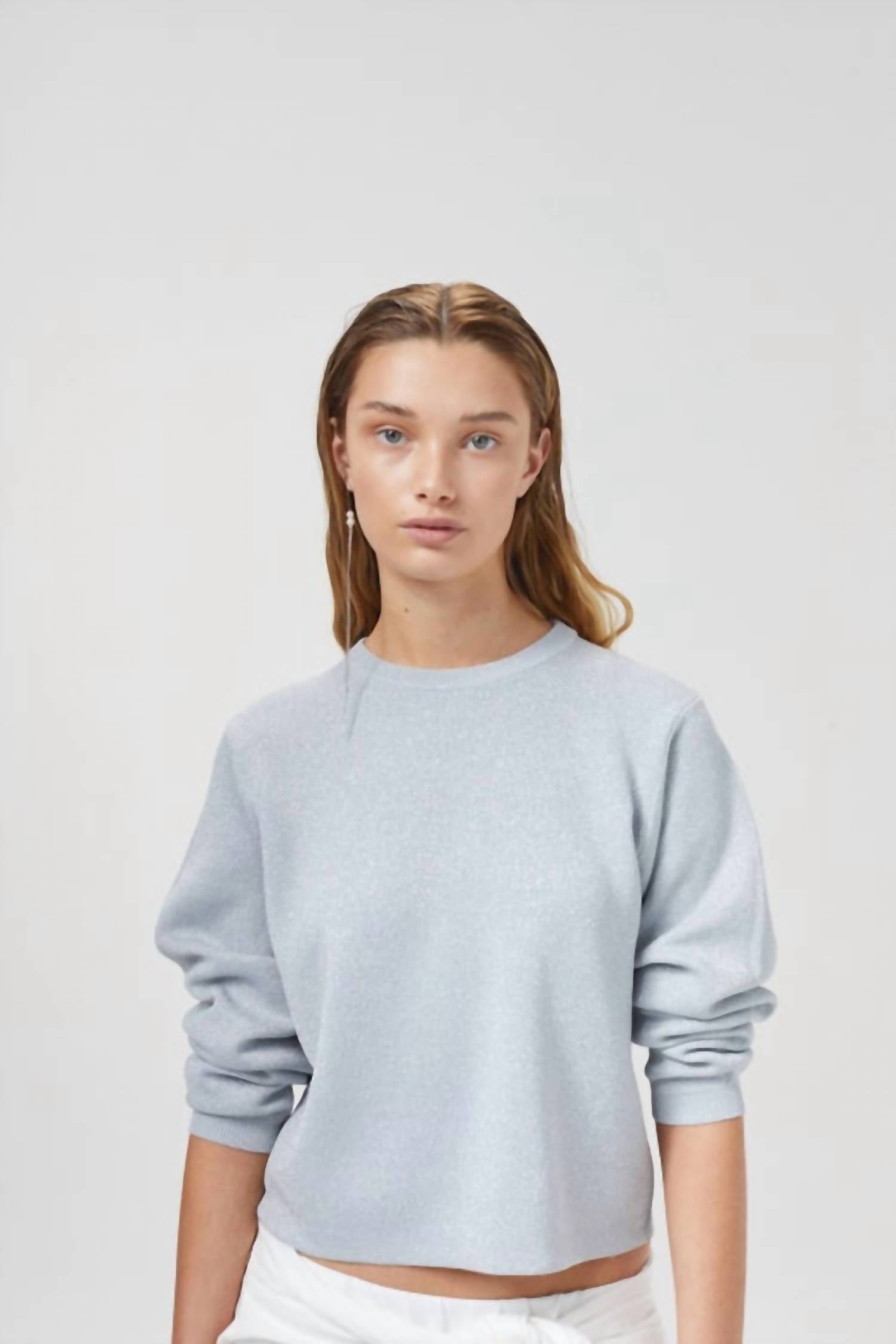 Серебряный свитер с блестками вязаный Lanhtropy
Серебряный свитер с блестками вязаный Lanhtropy