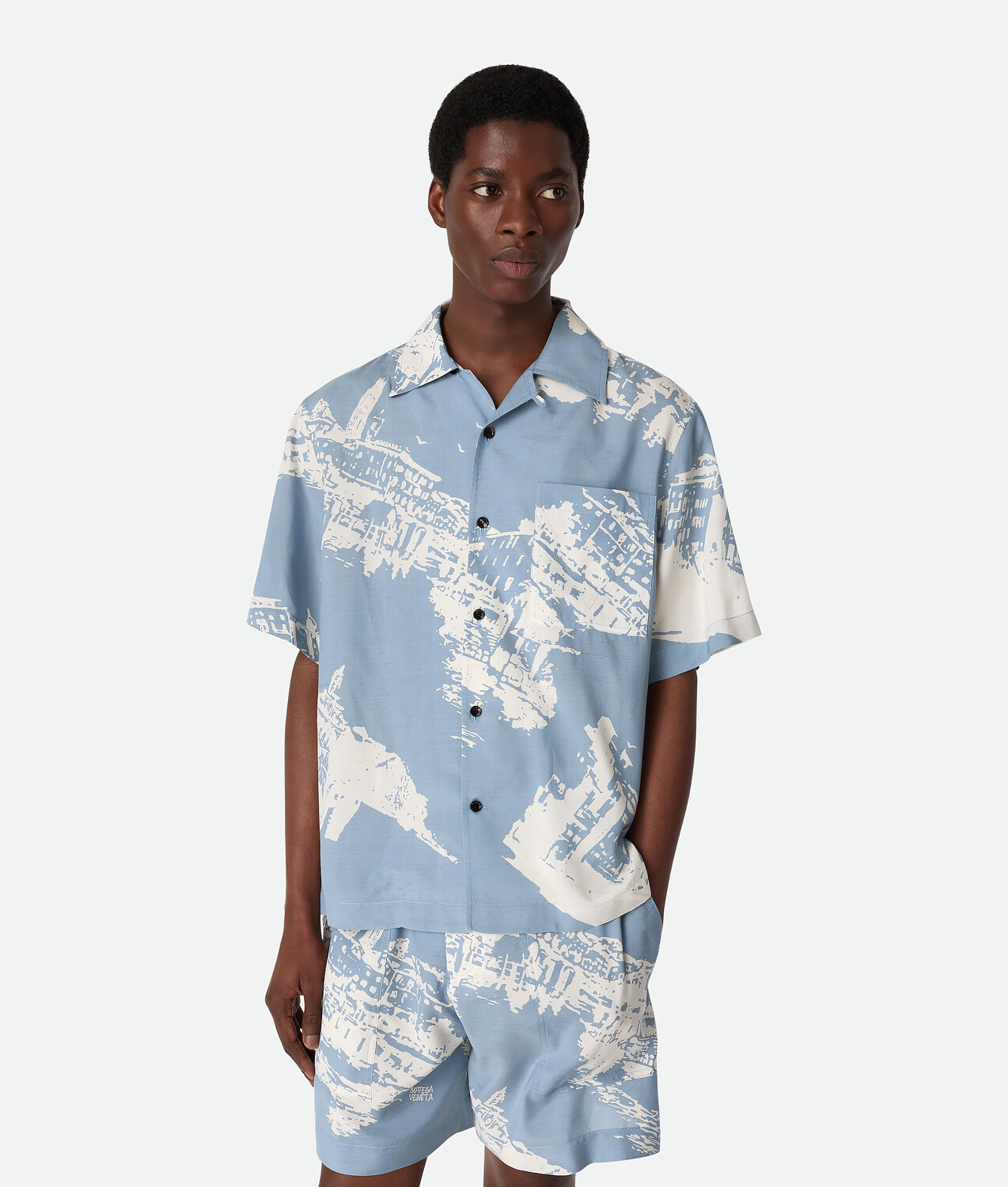 Italian postcard silk shirt BOTTEGA VENETA, синий/голубой
Italian postcard silk shirt BOTTEGA VENETA, синий/голубой