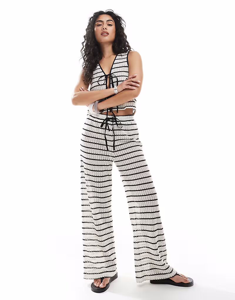 Пляжные брюки Esmee Exclusive с завязками спереди в черно-белую полоску Esmée
Пляжные брюки Esmee Exclusive с завязками спереди в черно-белую полоску Esmée