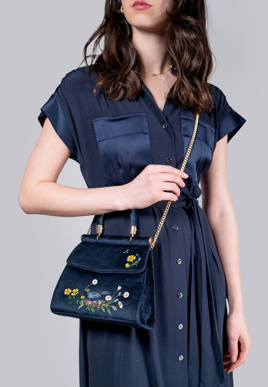 Сумка FABLE ENGLAND BLACKBIRD MINI TOP HANDLE, Navy/Blue Denim
Сумка FABLE ENGLAND BLACKBIRD MINI TOP HANDLE, Navy/Blue Denim