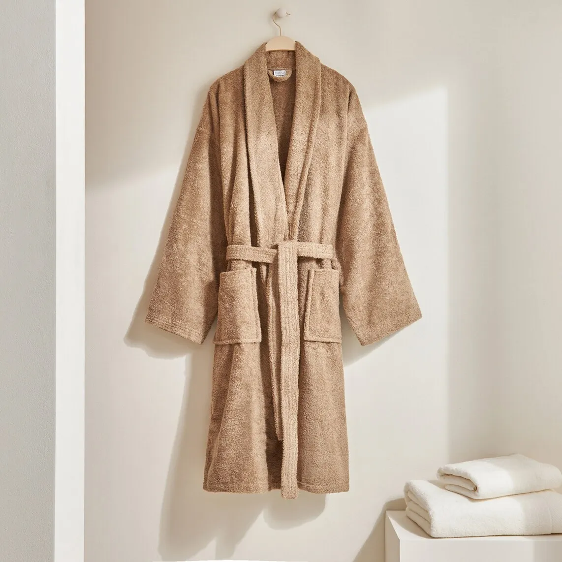 Хлопковый халат 380 гр/м2 Zafiro Basics El Corte Inglés, поджаренный 
Хлопковый халат 380 гр/м2 Zafiro Basics El Corte Inglés, поджаренный