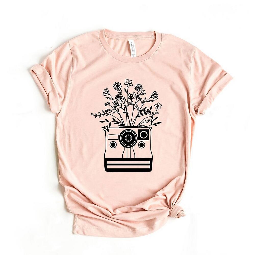 Футболка с короткими рукавами и рисунком Camera And Wildflowers Simply Sage Market, цвет Blush
Футболка с короткими рукавами и рисунком Camera And Wildflowers Simply Sage Market, цвет Blush