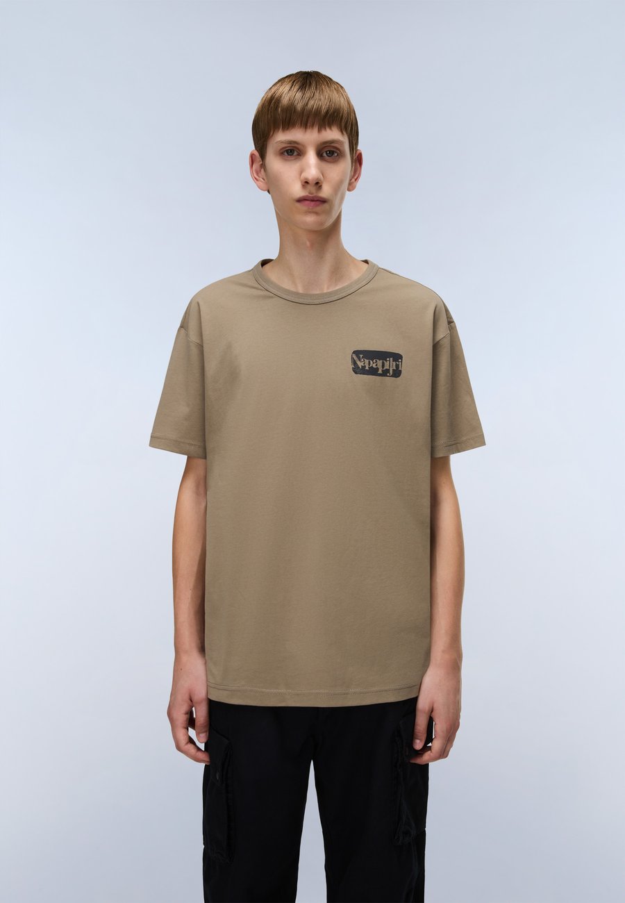 Футболка Napapijri SNIBSTON , Fallen Rock N T/Beige
Футболка Napapijri SNIBSTON , Fallen Rock N T/Beige