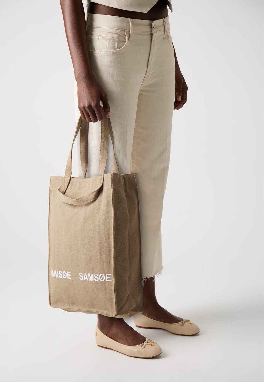 Сумка-шоппер Samsøe Samsøe SALUCCA UNISEX, Washed Otter/Cognac
Сумка-шоппер Samsøe Samsøe SALUCCA UNISEX, Washed Otter/Cognac