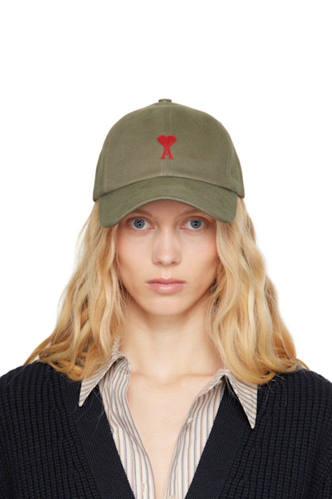 Серая хлопковая кепка с вышивкой Ami de Coeur AMI Paris
Серая хлопковая кепка с вышивкой Ami de Coeur AMI Paris