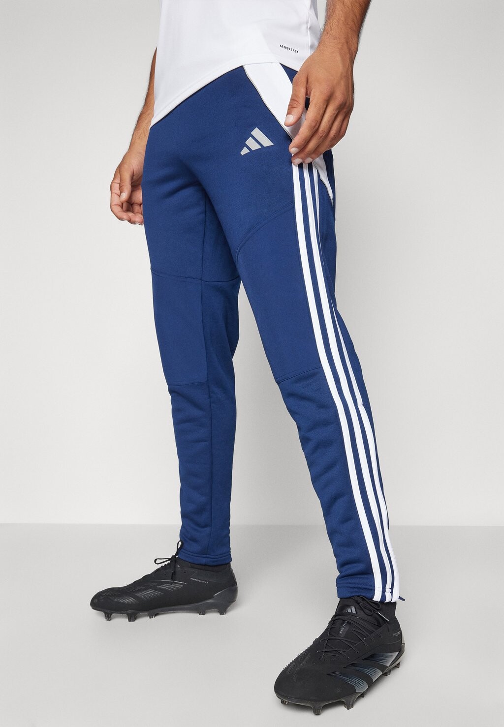 Брюки тренировочного костюма Tiro Winterized Pant adidas Performance, темно-синий/белый
Брюки тренировочного костюма Tiro Winterized Pant adidas Performance, темно-синий/белый