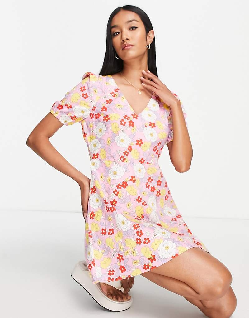 Vero Moda – Мини-платье с вырезом сзади, завязкой на спине и цветочным узором в стиле ретро
Vero Moda – Мини-платье с вырезом сзади, завязкой на спине и цветочным узором в стиле ретро